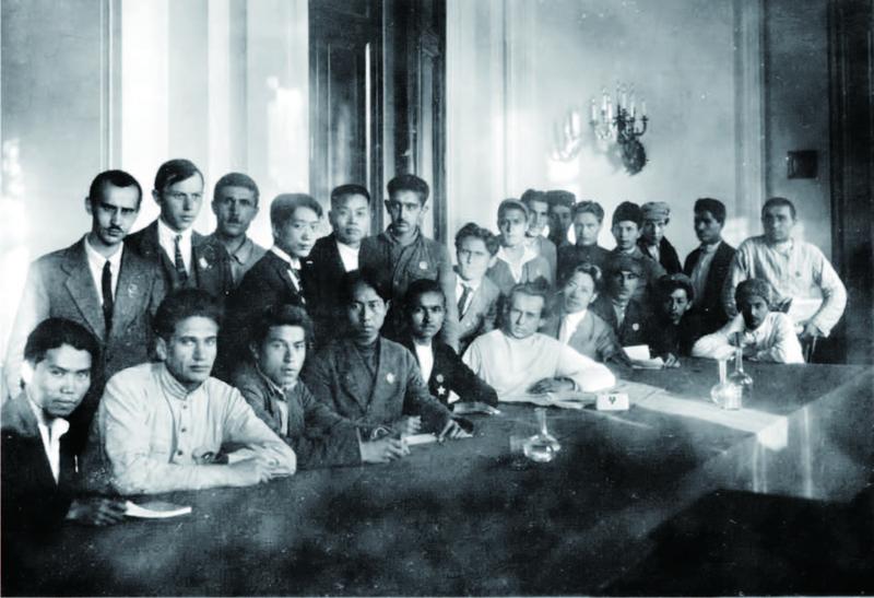 瞿秋白（后左四）、张太雷（后左五）与共产国际三大与会人员合影.jpg